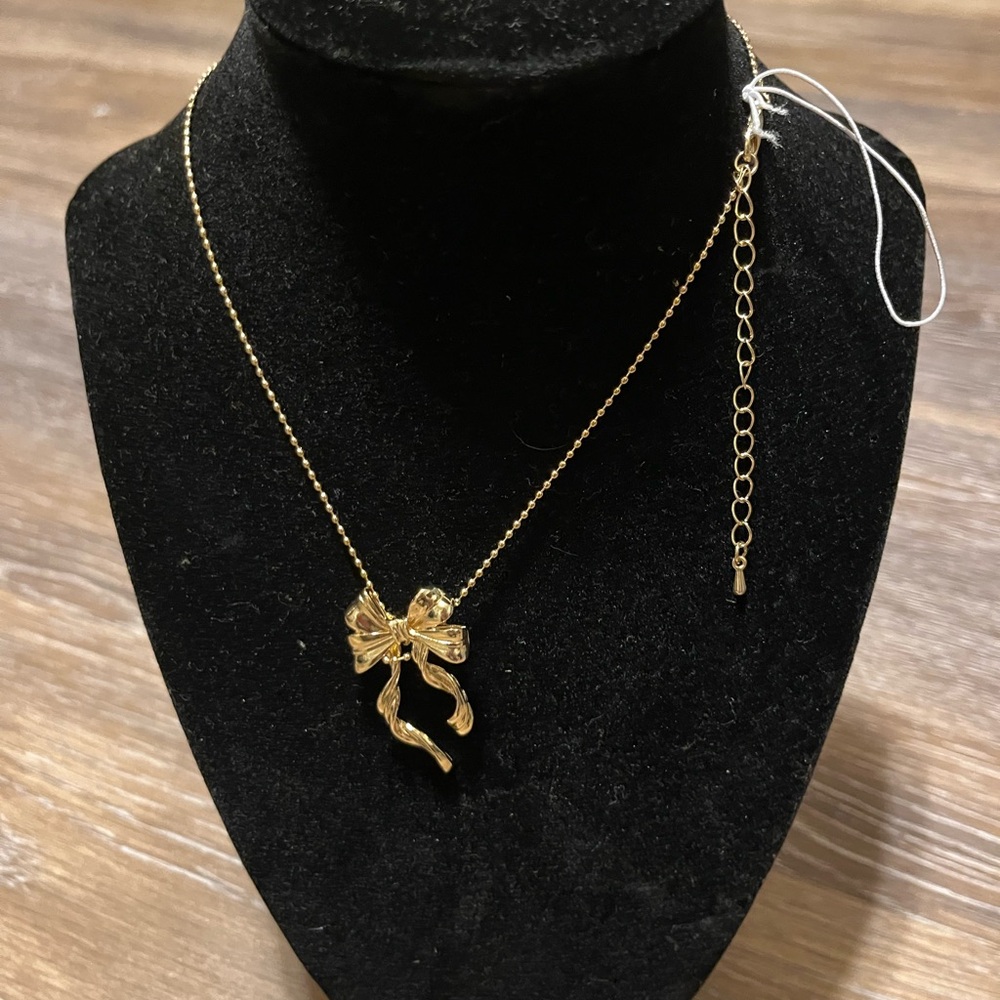 Chic Gold Bow Pendant Necklace